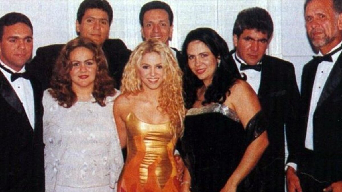 Shakira con sus hermanos Shakira con sus hermanos
