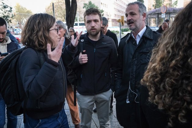 Politics i manifestants davant la ciutat de la justícia retorn Ponsati / Foto: Carlos Baglietto Politics i manifestants davant la ciutat de la justícia retorn Ponsati / Foto: Carlos Baglietto
