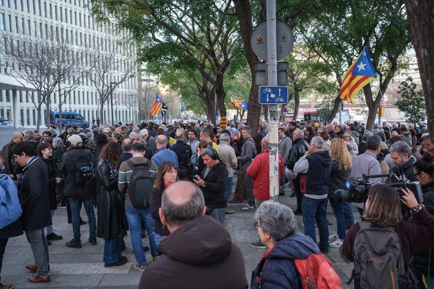 Detenció Clara Ponsatí, Primers concentrats a la Ciutat de la Justícia. Foto: Carlos Baglietto