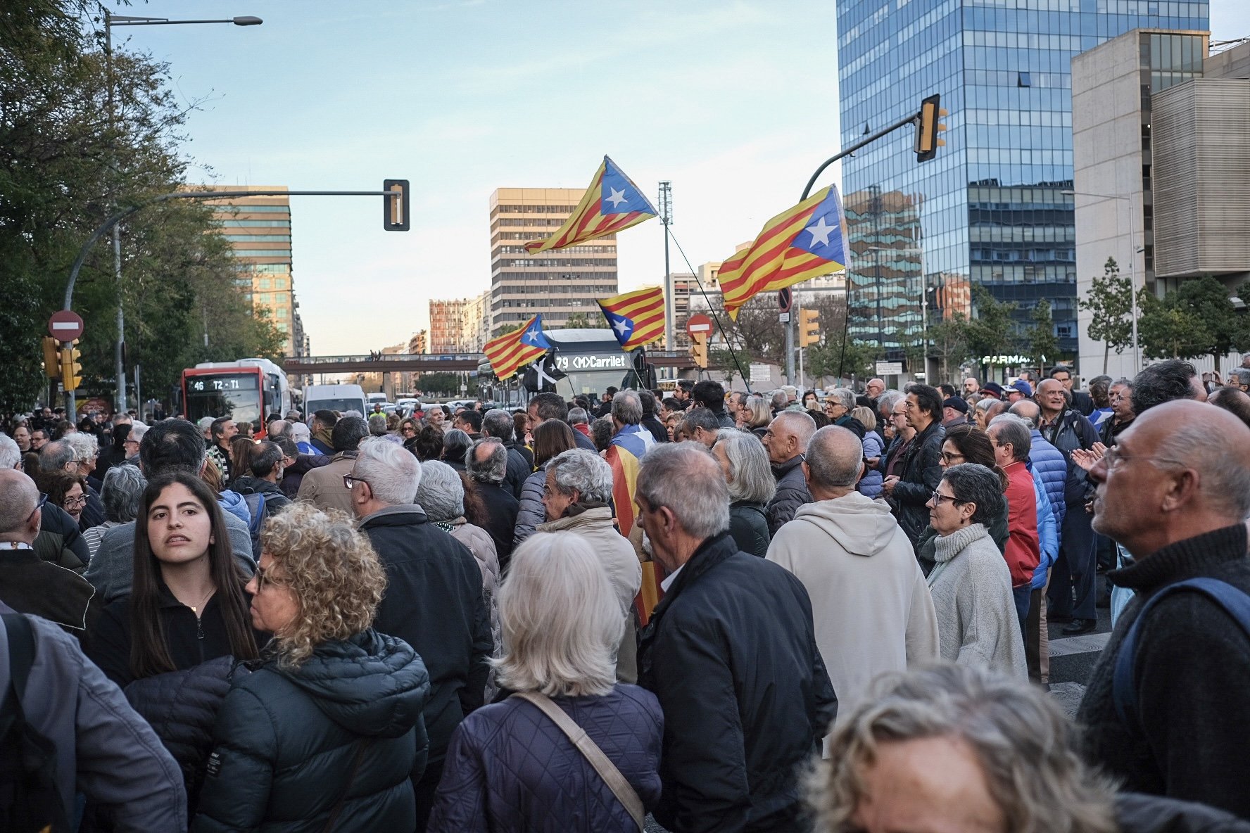 Centenares de personas claman en la Ciutat de la Justícia contra la detención de Ponsatí y cortan la Gran Via