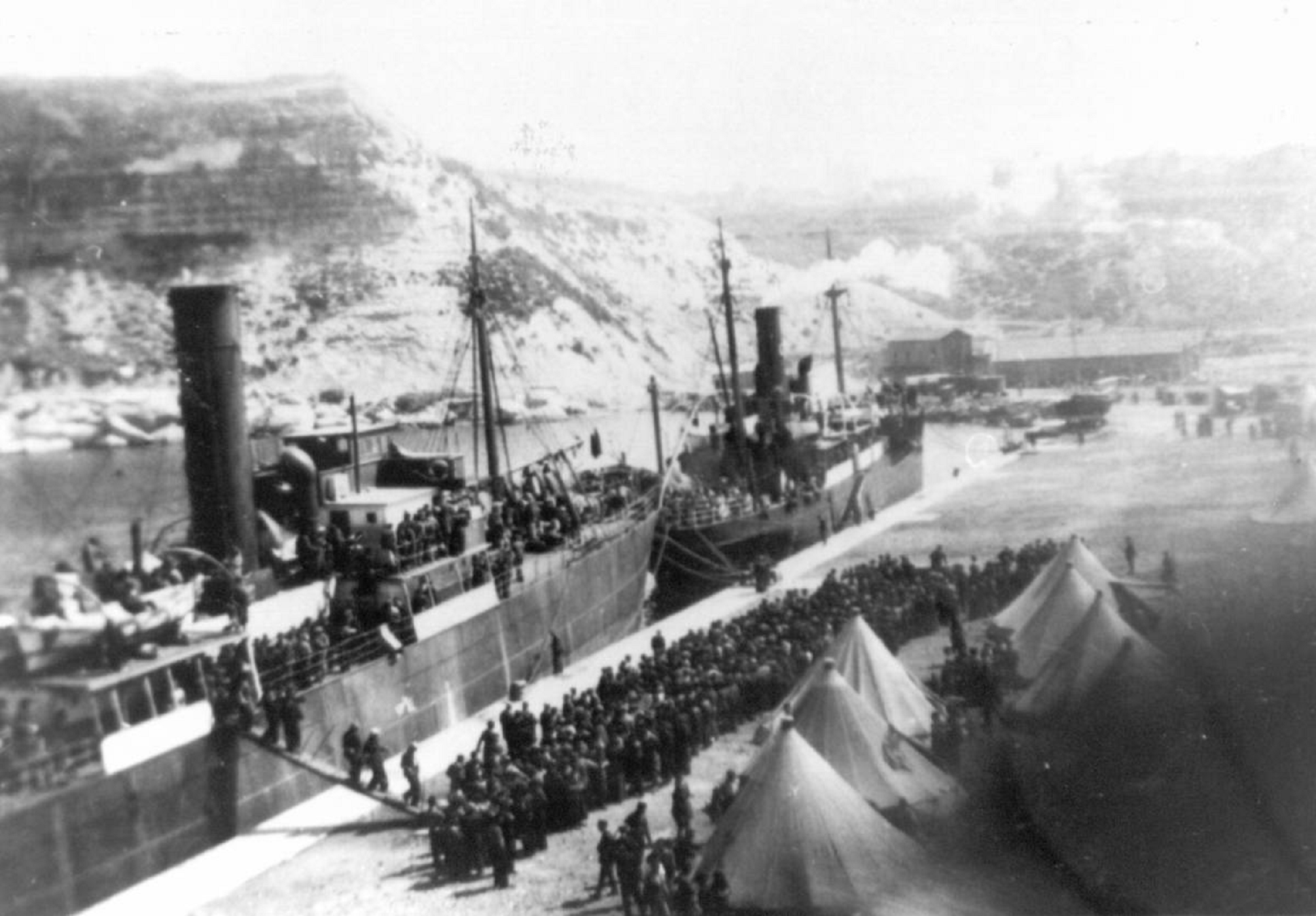 15.000 republicanos intentan escapar del terror franquista en el puerto de Alacant