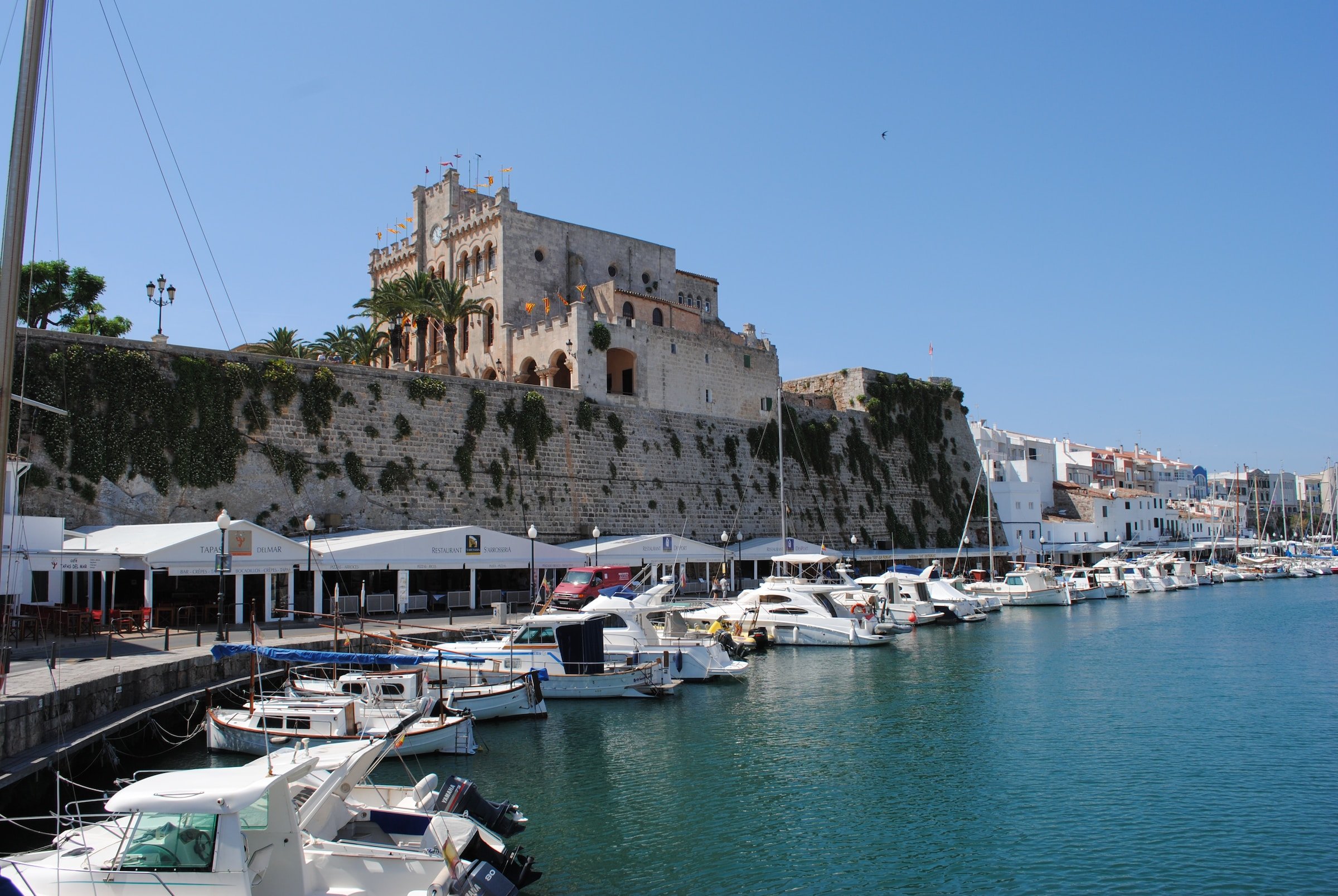 ¿Limitará Menorca la entrada de coches este verano?