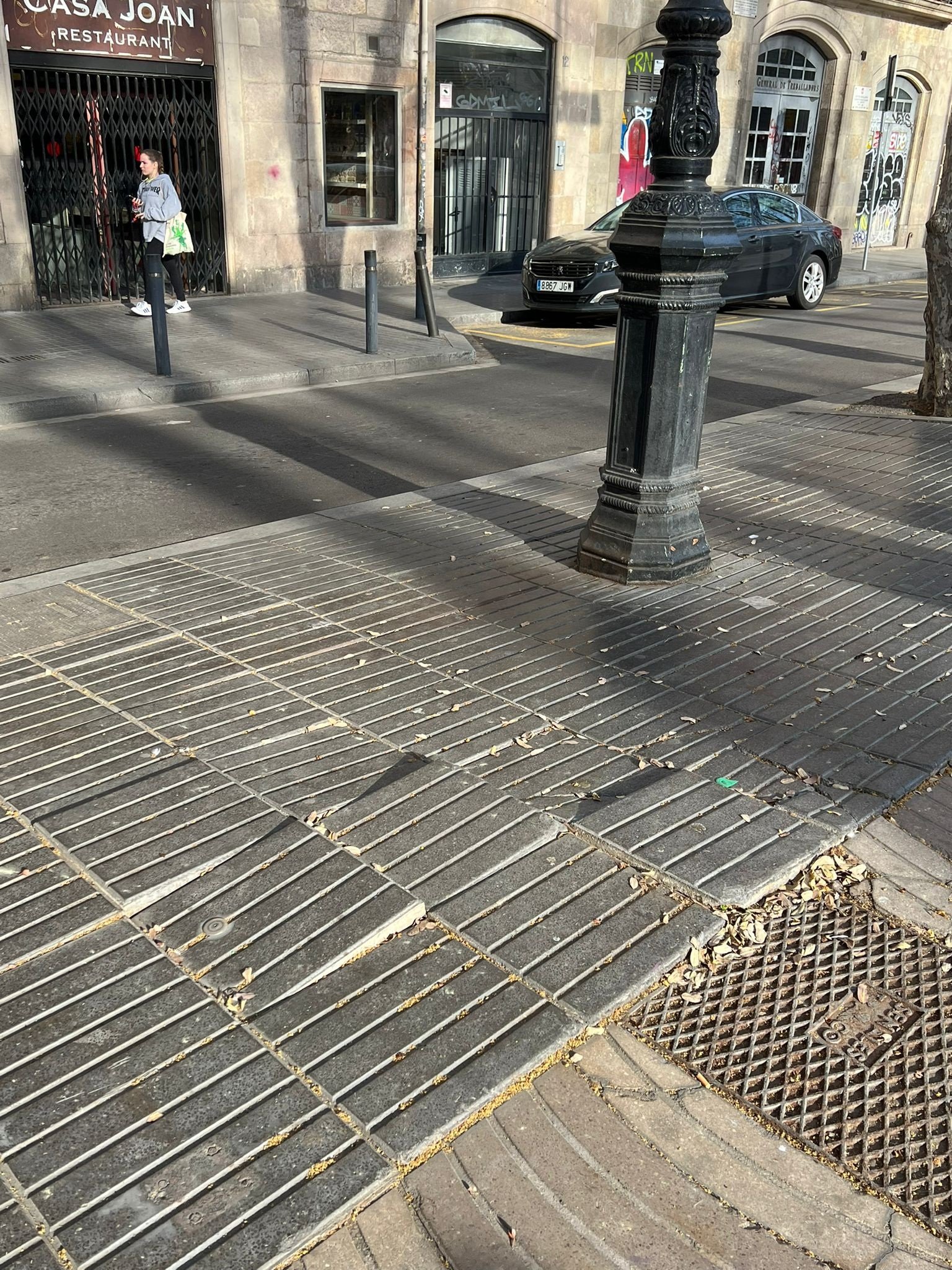 foto paviment trencat amics de la rambla