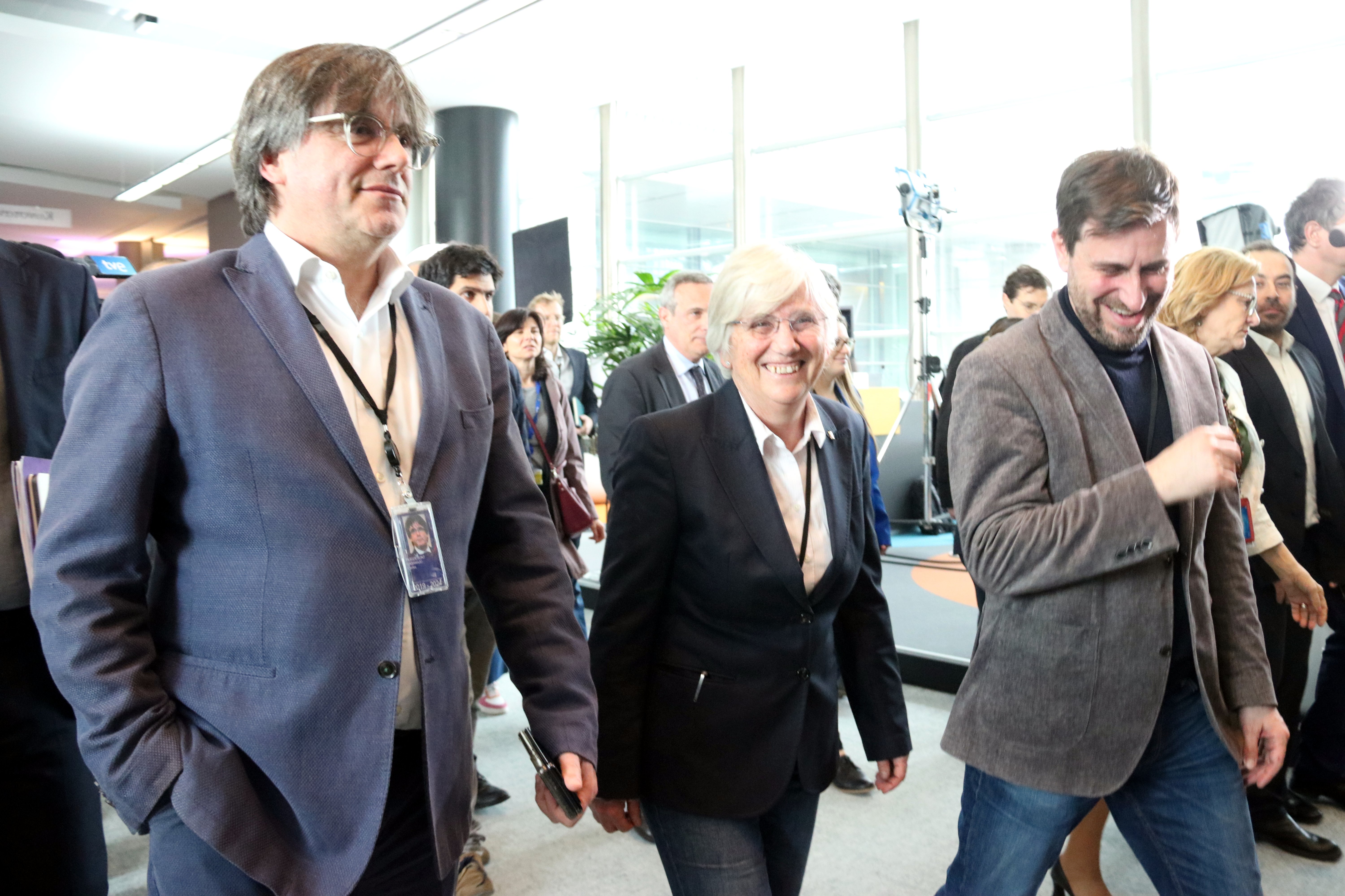 Primeras imágenes de Clara Ponsatí en el Europarlamento: gran expectación mediática