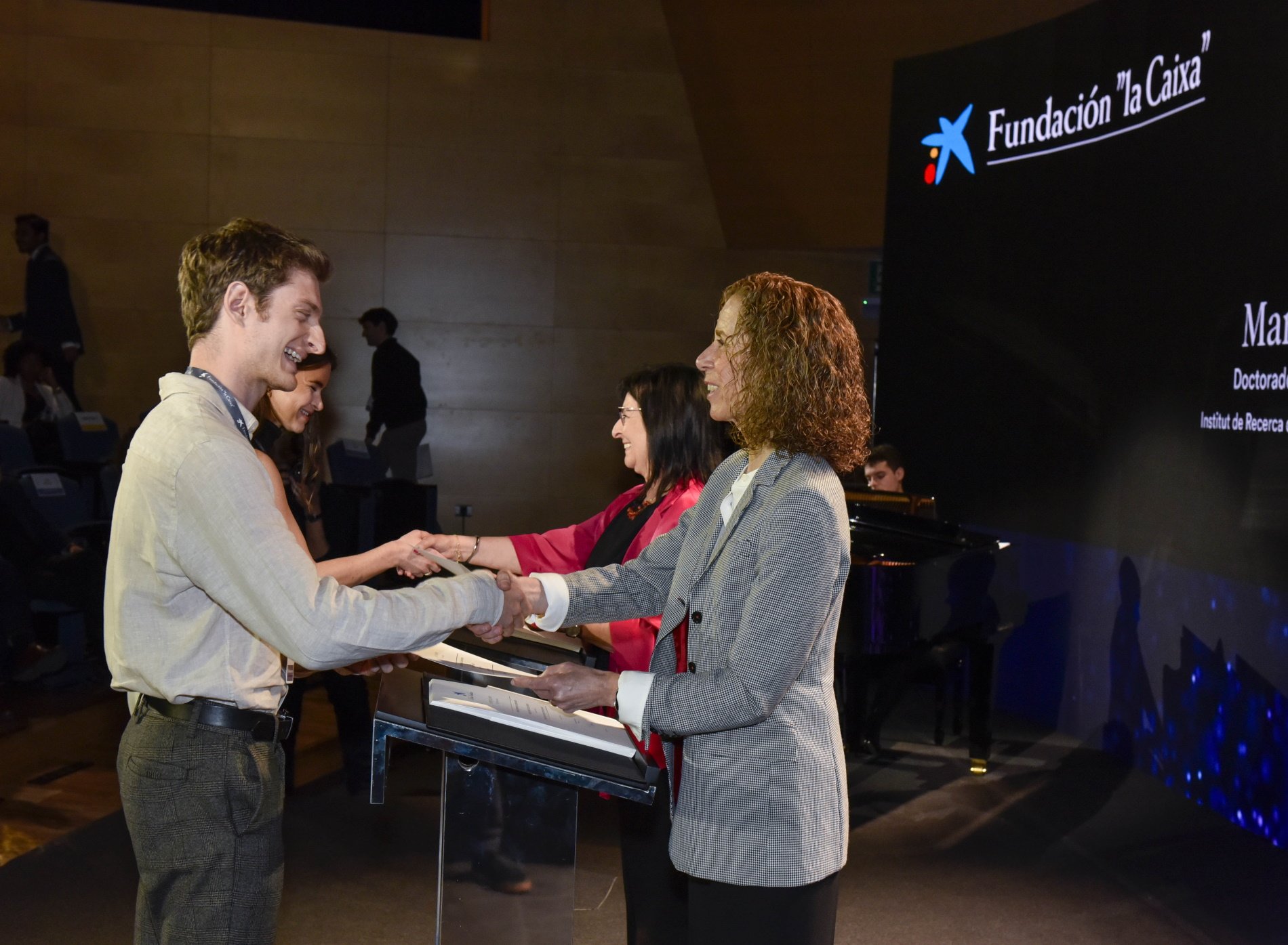 Fundación "la Caixa" atrae y retiene joven talento científico con la concesión de más de 100 becas