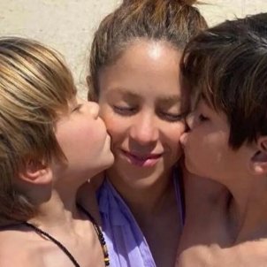 Milan y Sasha besan a Shakira 