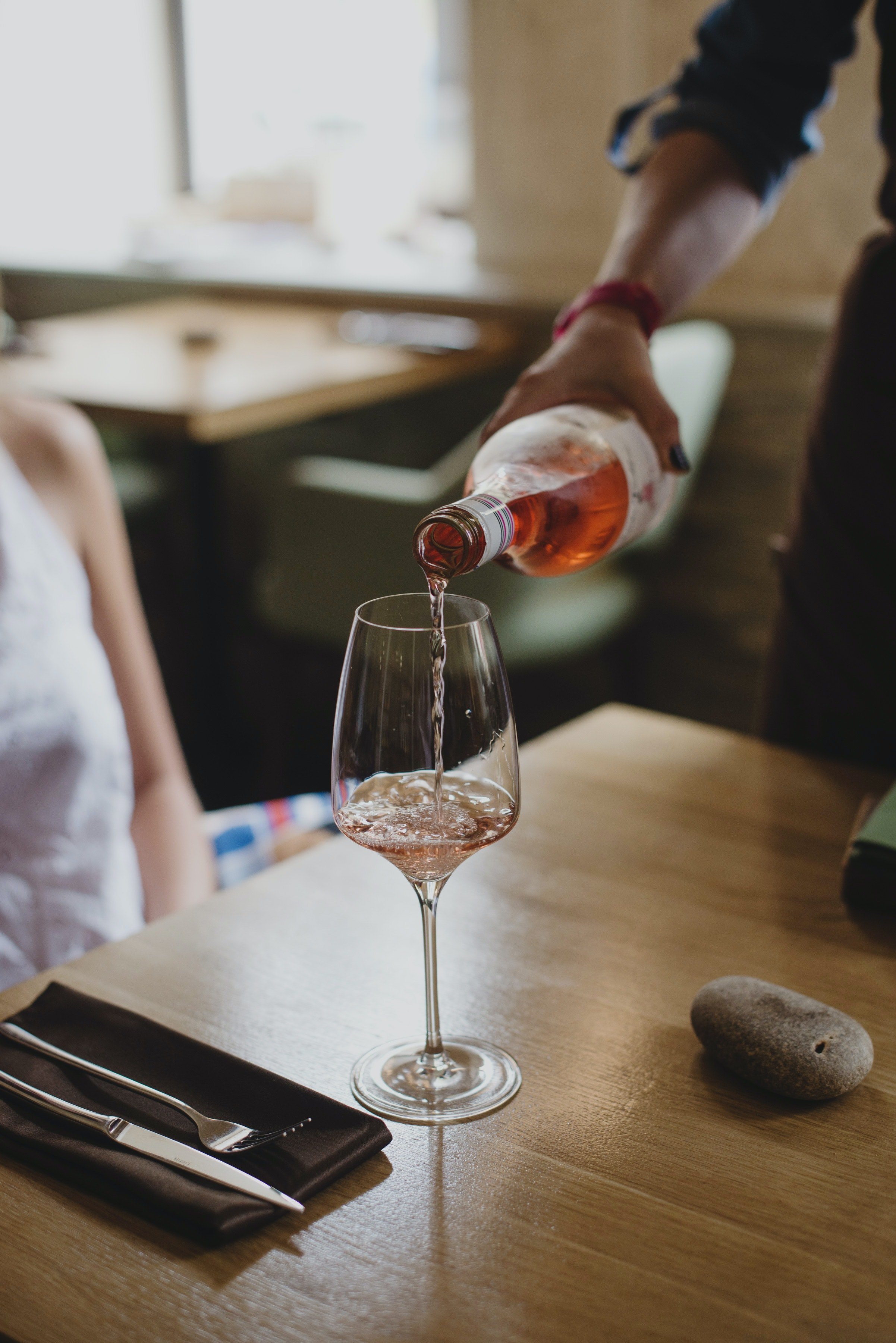 Tres vinos rosados que no pueden faltar en tu nevera esta primavera