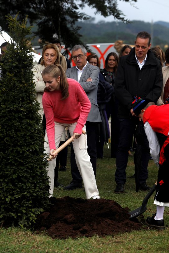 EuropaPress 4778233 princesa leonor ayuda plantar arbol parroquia cadaveu reyes entregaron