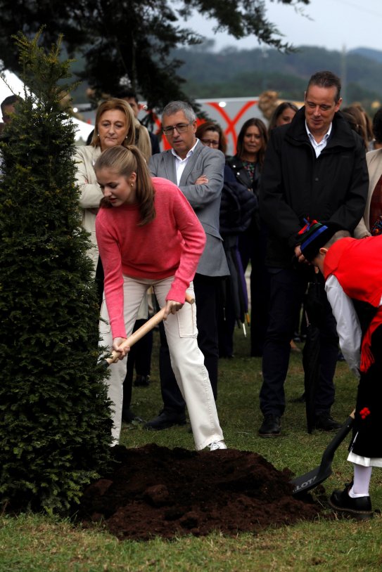 EuropaPress 4778233 princesa leonor ayuda plantar arbol parroquia cadaveu reyes van entregar