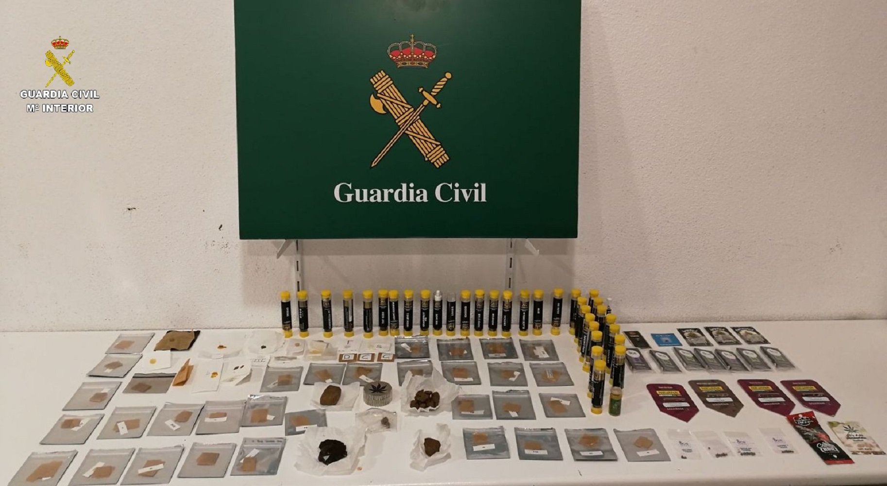 La Guardia Civil detiene a dos personas en la Jonquera que llevaban marihuana y hachís