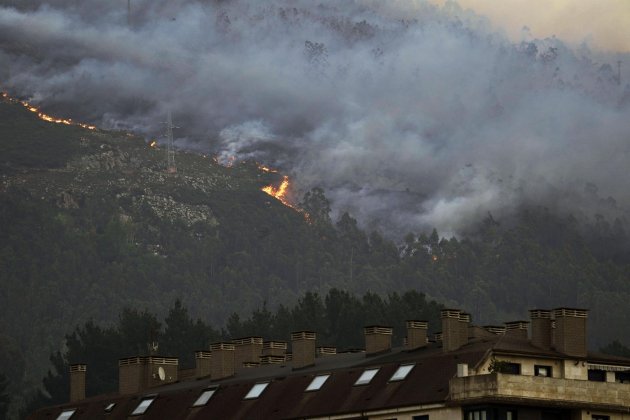 Uno de los incendios se acerca a Oviedo / EFE - Paco Paredes
