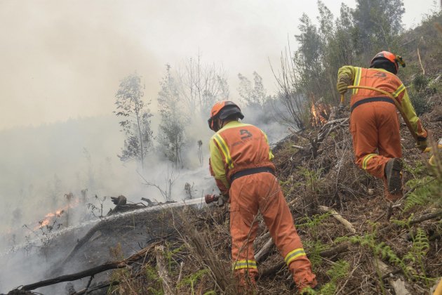 Efectivos de emergencias traballant en Navelgas (Asturias) / EFE - Eloy Alonso