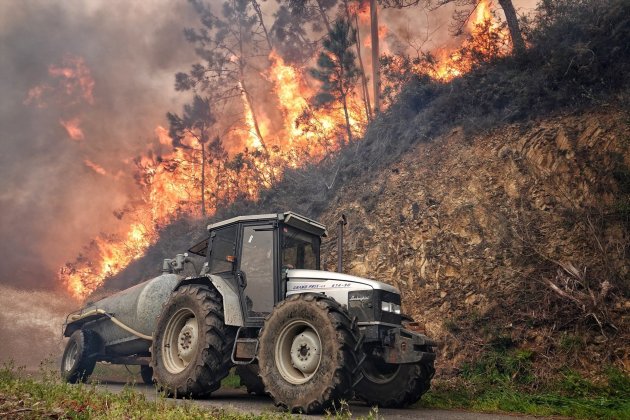 Un camión intenta cortar el avance del fuego en Asturias / Xuan Cueto / Europa Press