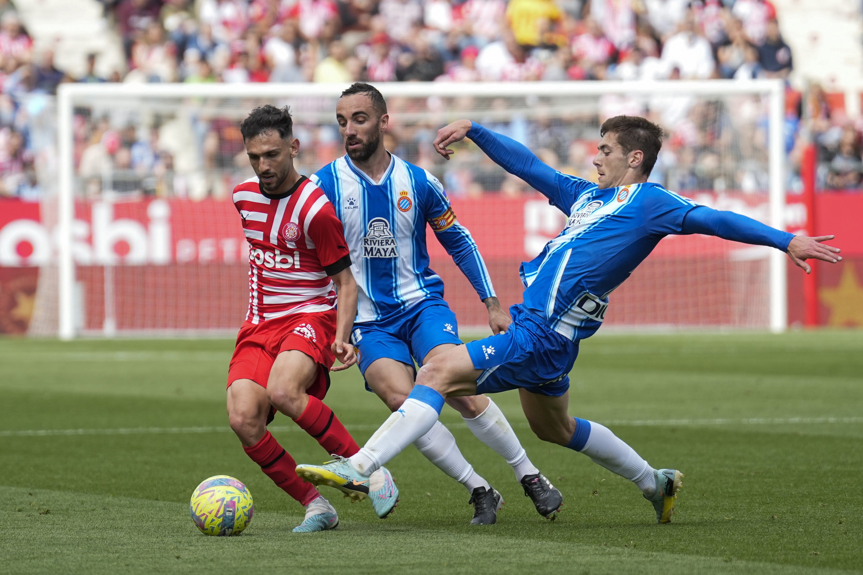 Els aldarulls a les graderies de Montilivi taquen un derbi català d'alt voltatge