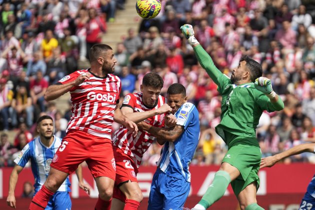 Pacheco saliendo cono los puños durante un córner del Girona - Español / Foto: EFE