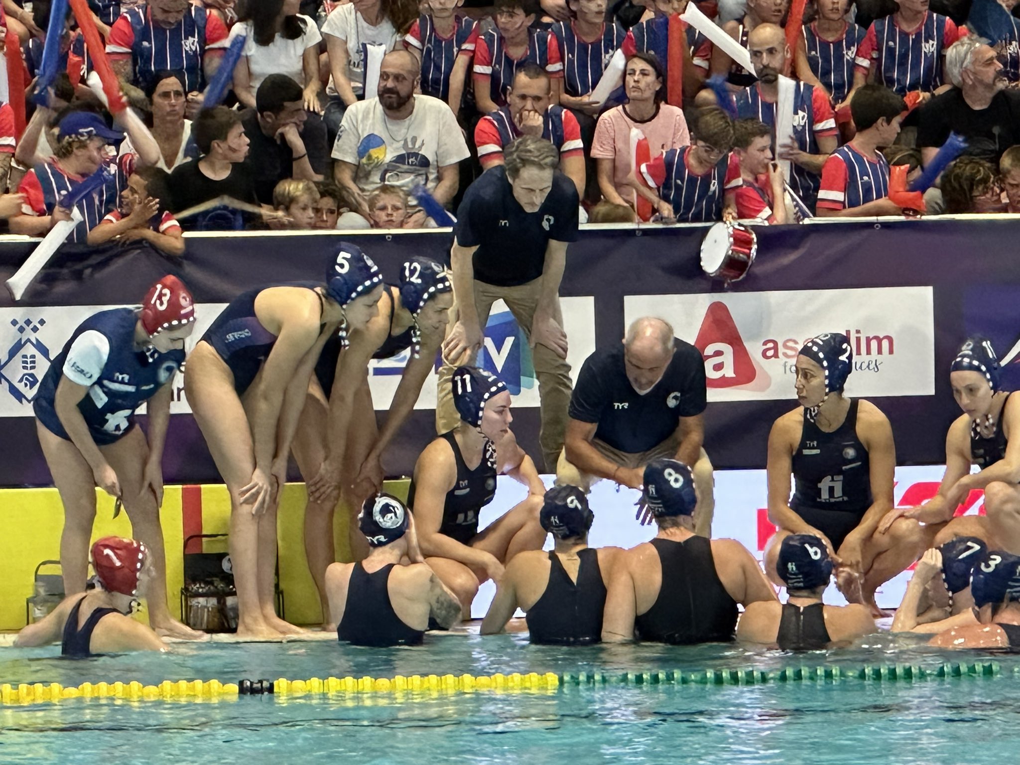 El Sabadell derrota el Mataró (9-8) en la històrica final catalana de la Champions femenina de waterpolo