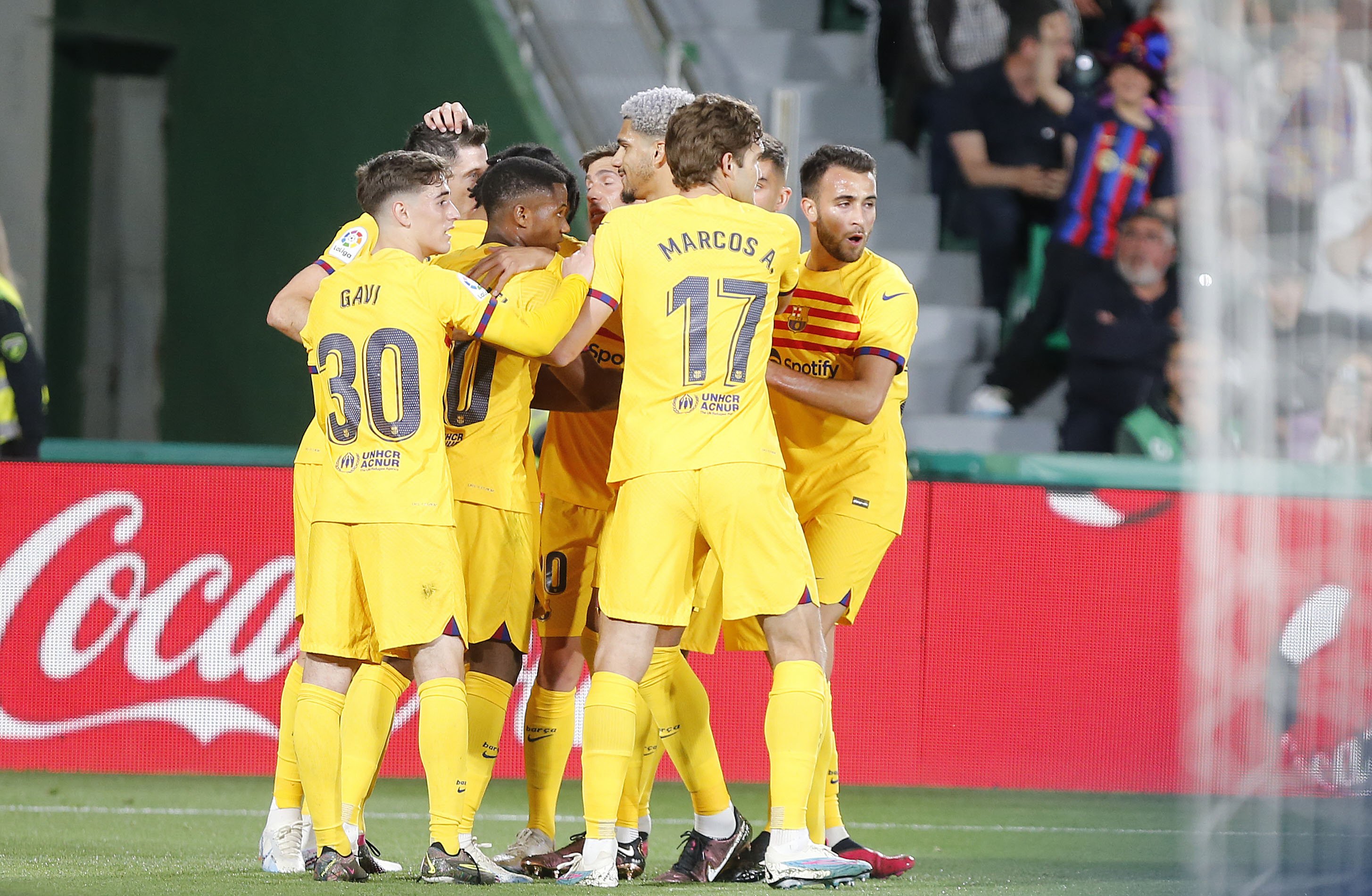 El Barça sigue hundiendo al Elche (0-4) y pone presión al Real Madrid