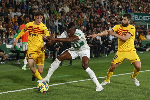 Jordi Alba i Gavi lluitant una pilota contra Elx / Foto: EFE - Biel Aliño