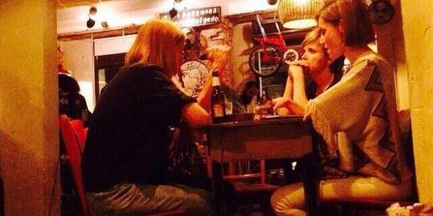 Letizia beu amb amigues