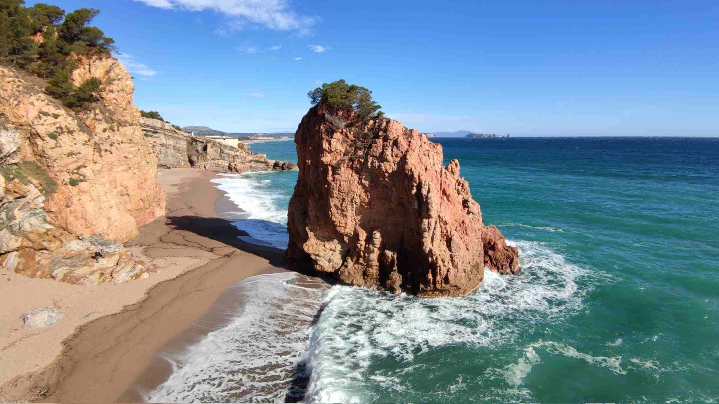 Amb la forta tramuntana, el cel queda ben net a l'Empordà i la Costa Brava. Les ratxes de vent a Portbou han superat els 140 km/h / Twitter: Begur - @Manelcruzriera3