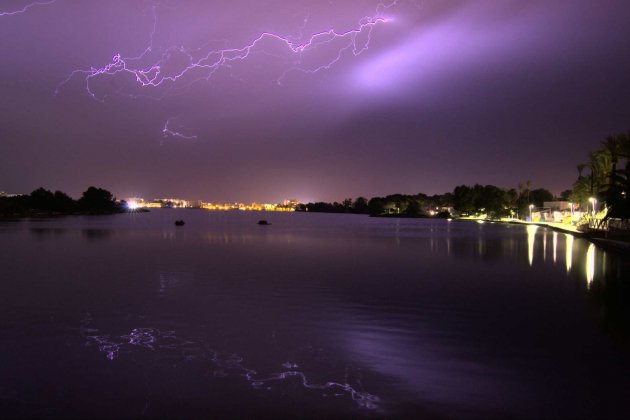 Las tormentas como la del día 1 de abril seguirán llegando con mucha actividad eléctrica esta Semana Santa a las Islas Baleares / Twitter: Alcúdia - @PepAlcudi