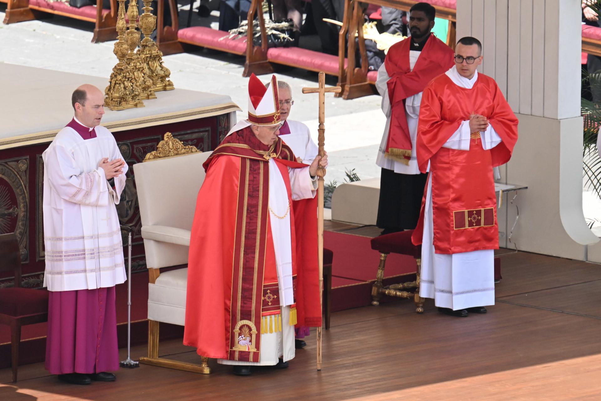 El papa Francesc reapareix a la plaça Sant Pere pel Diumenge de Rams