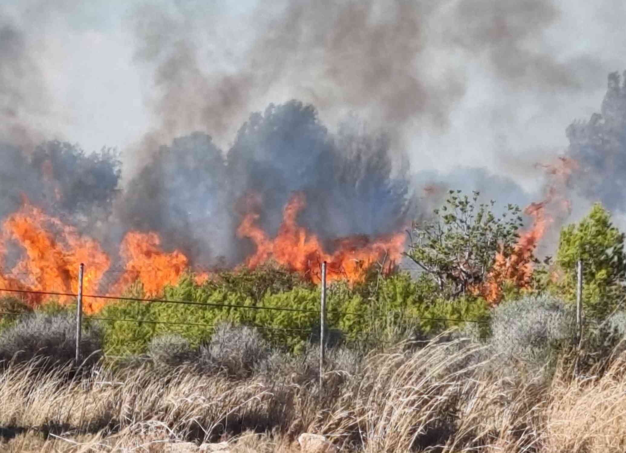 Incendio en Roda de Berà: fuego estabilizado y cuatro vecinos intoxicados por el humo