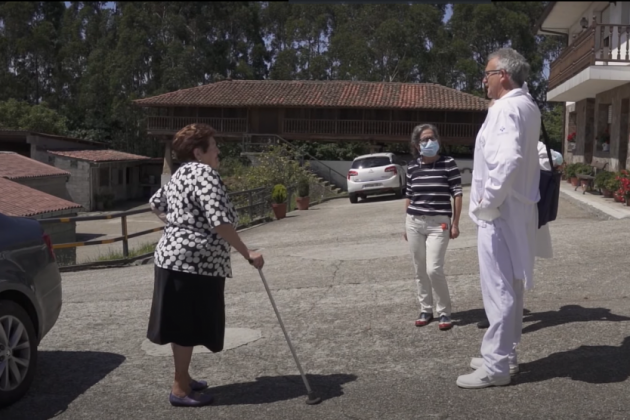 uno medico rural acudiendo en la vivienda de una paciente