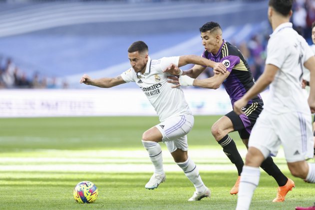 Hazard superant a la defensa del Valladolid / Foto: EFE - Rodrigo Jimenez