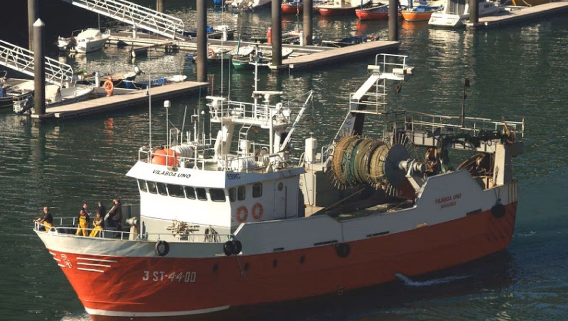 Dos muertos al naufragar un pesquero en Cantabria