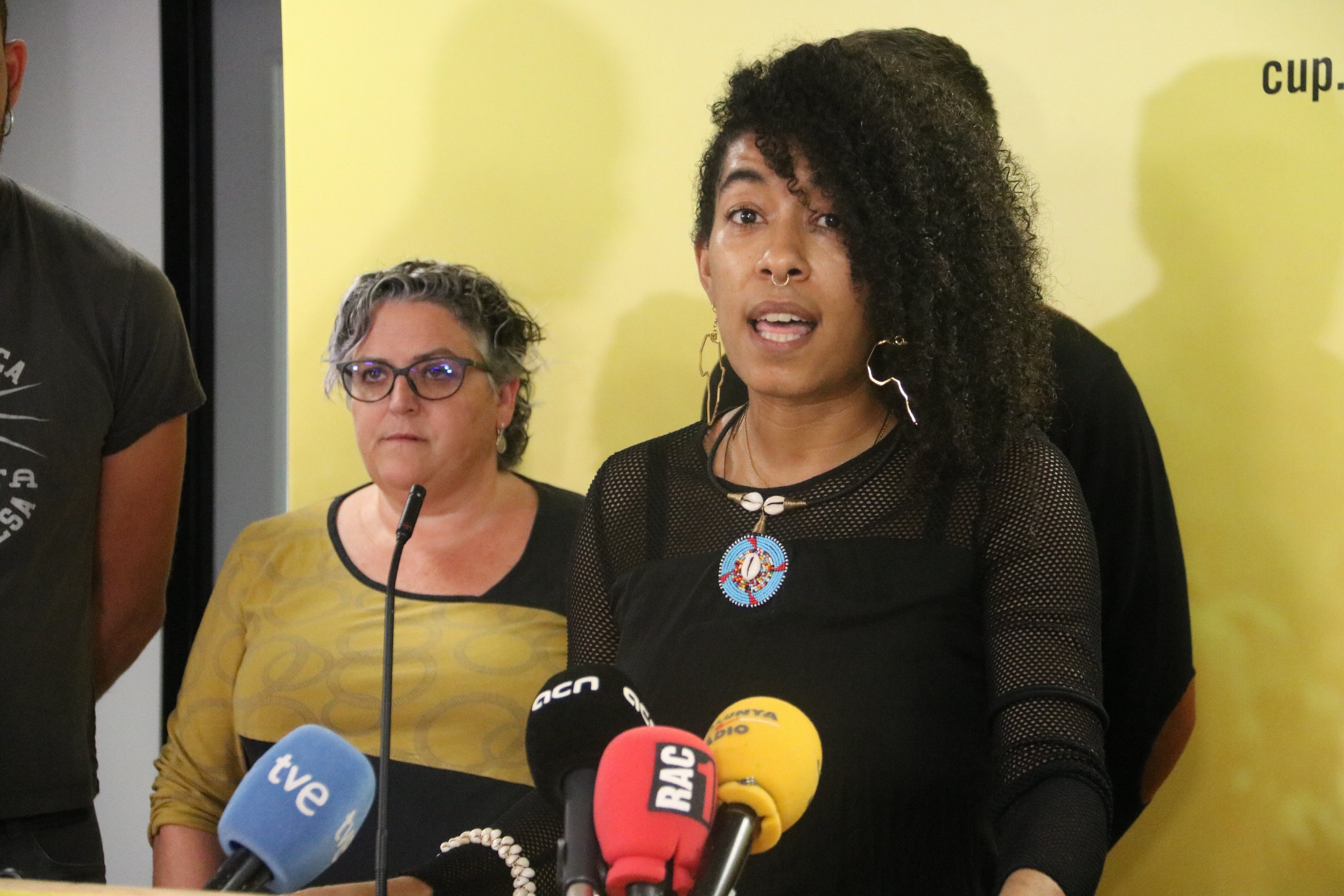 La CUP denuncia atacs racistes i amenaces a la seva candidata per Barcelona Basha Changue