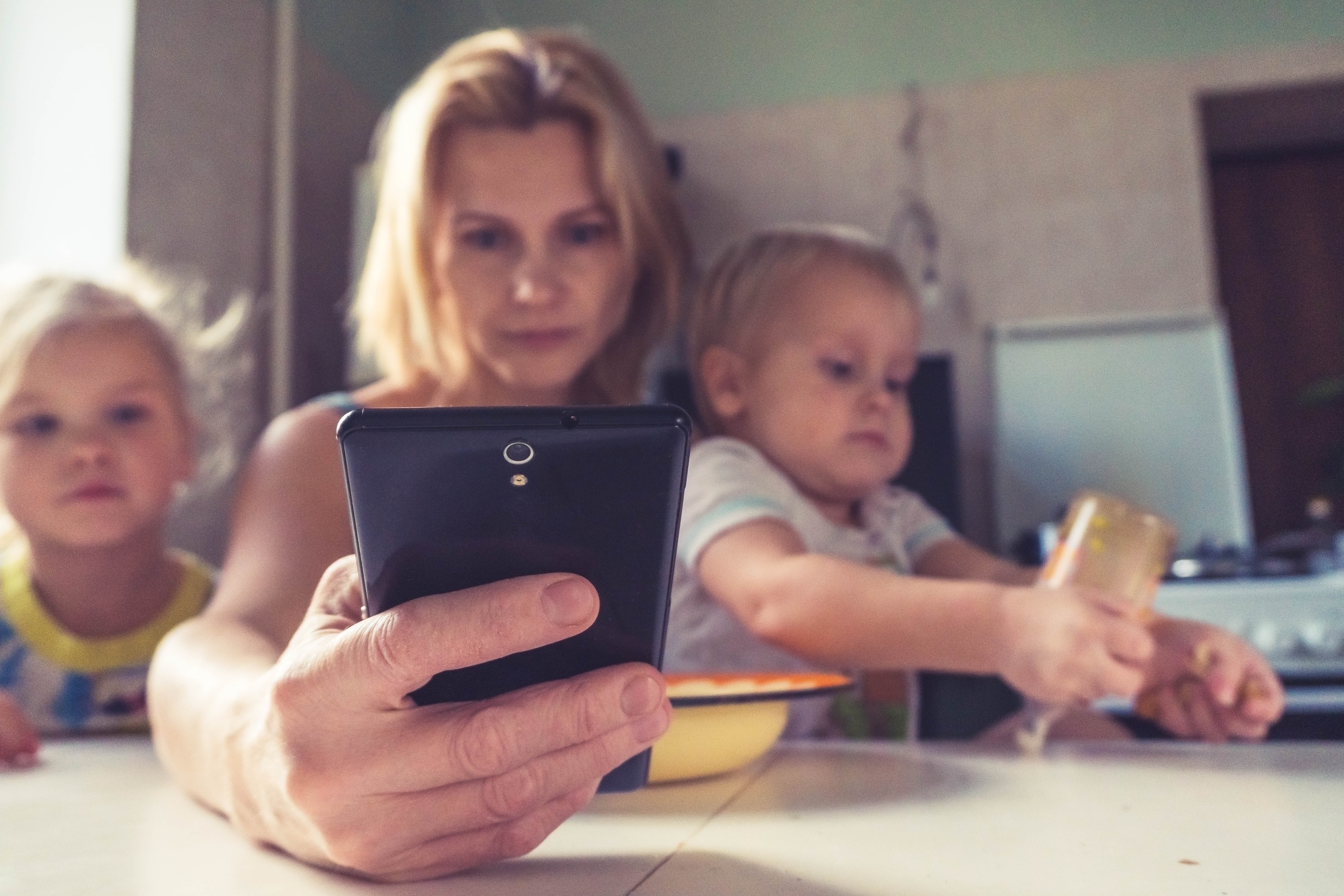 El riesgo de comer con el móvil: los niños pueden perder hasta cuatro puntos de coeficiente intelectual