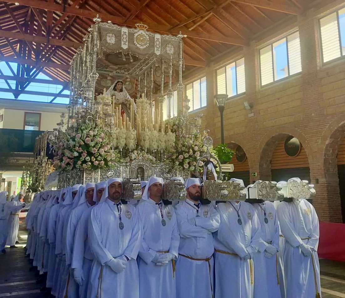 Arde la Virgen del Rocío en plena procesión en Vélez-Málaga: dos heridos al intentar apagar el fuego | VÍDEO