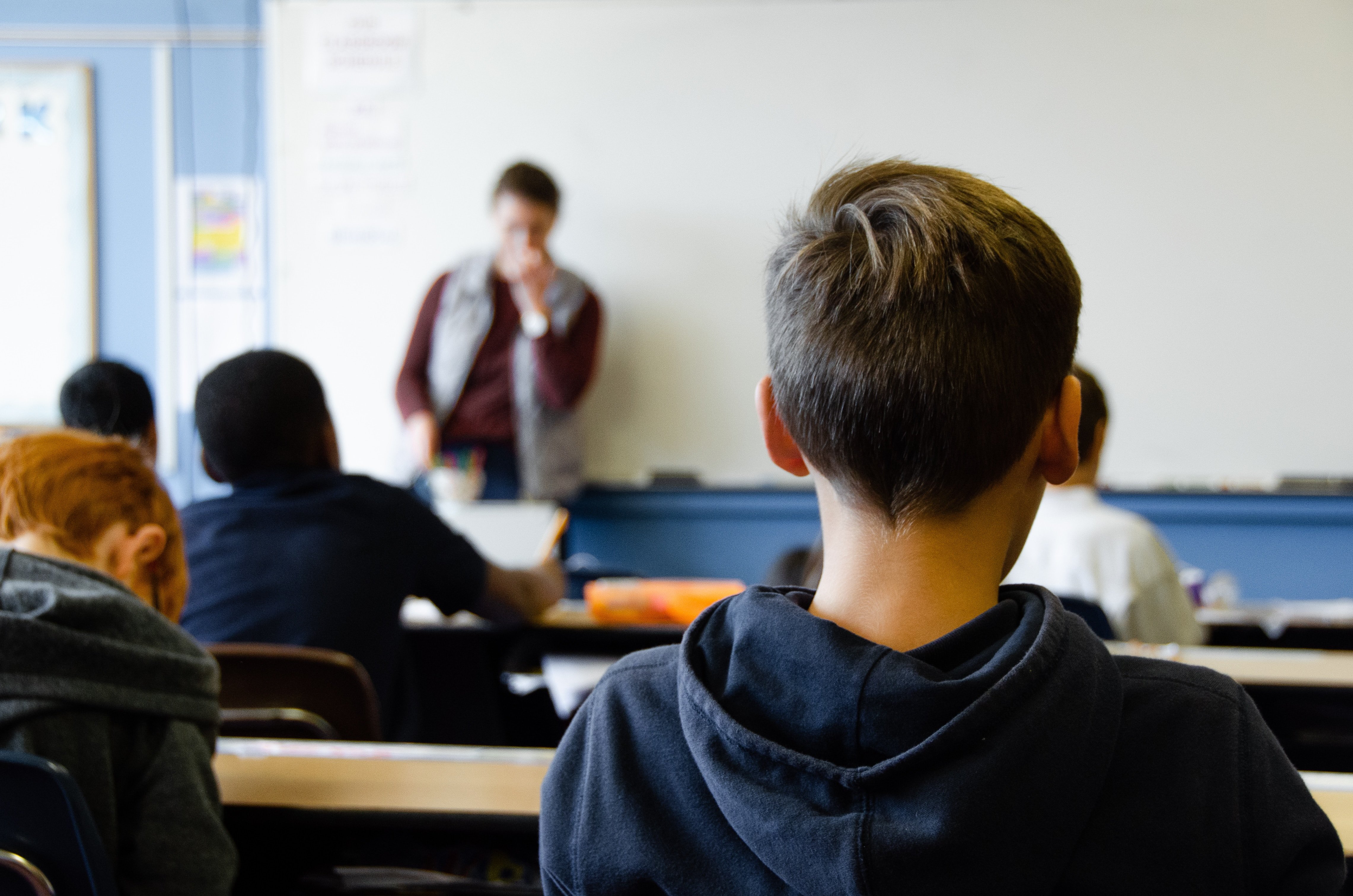 La mitad de los catalanes piensan que los alumnos salen de la escuela peor preparados que hace años