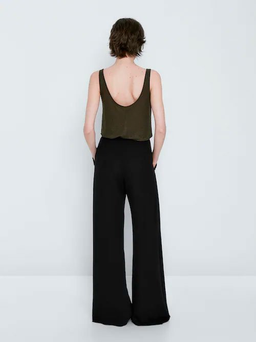 Pantalón negro con pinzas desflecado Pantalón negro con pinzas desflecado