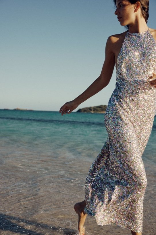 La diva de la fiesta con el nuevo vestido halter lleno de