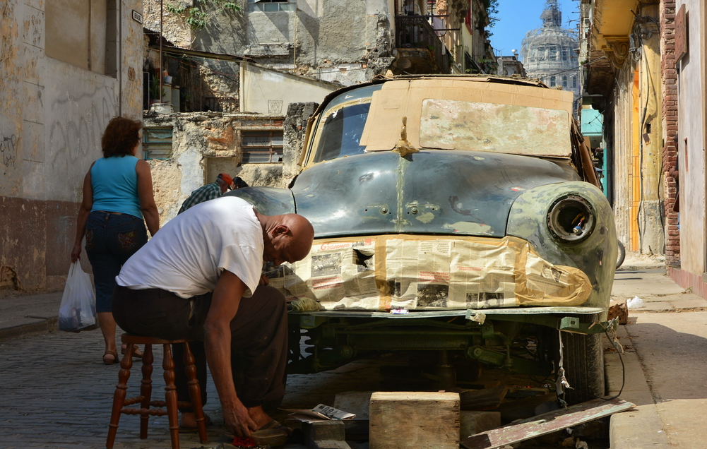 A lo cubano: Europa, si nadie lo remedia, se llenará de coches viejos que aguantaremos hasta que revienten