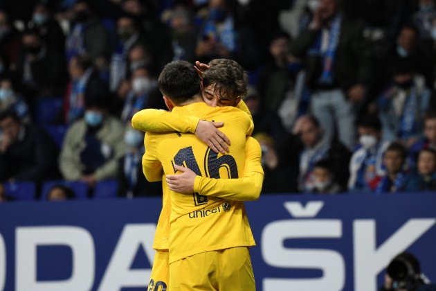 Gavi i Pedri abraçant-se durant un partit del Barça / Foto: Europa Press