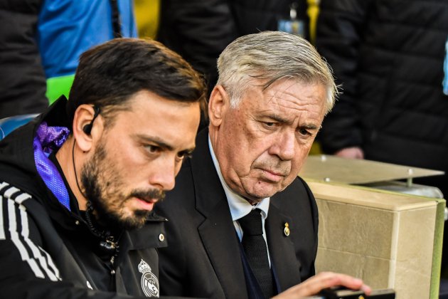 Davide y Carlo Ancelotti en el banquillo del Real Madrid / Foto: Europa Press - Samuel Carreño