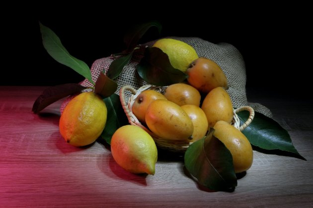 Níspero y limones Níspero y limones