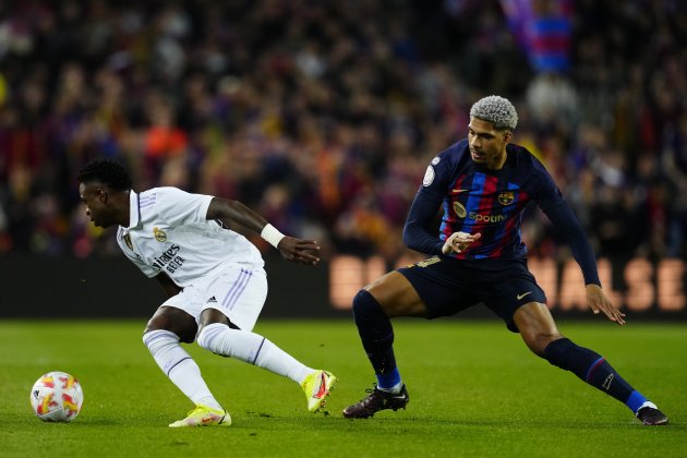 Vinícius regatejant a Araujo durant un Barça - Reial Madrid / Foto: EFE Vinícius regatejant a Araujo durant un Barça - Reial Madrid / Foto: EFE