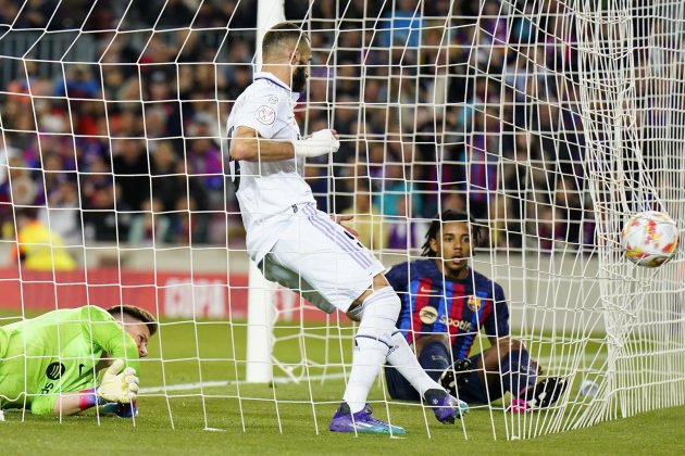 Benzema tras anotar un gol ante el Barça / Foto: EFE