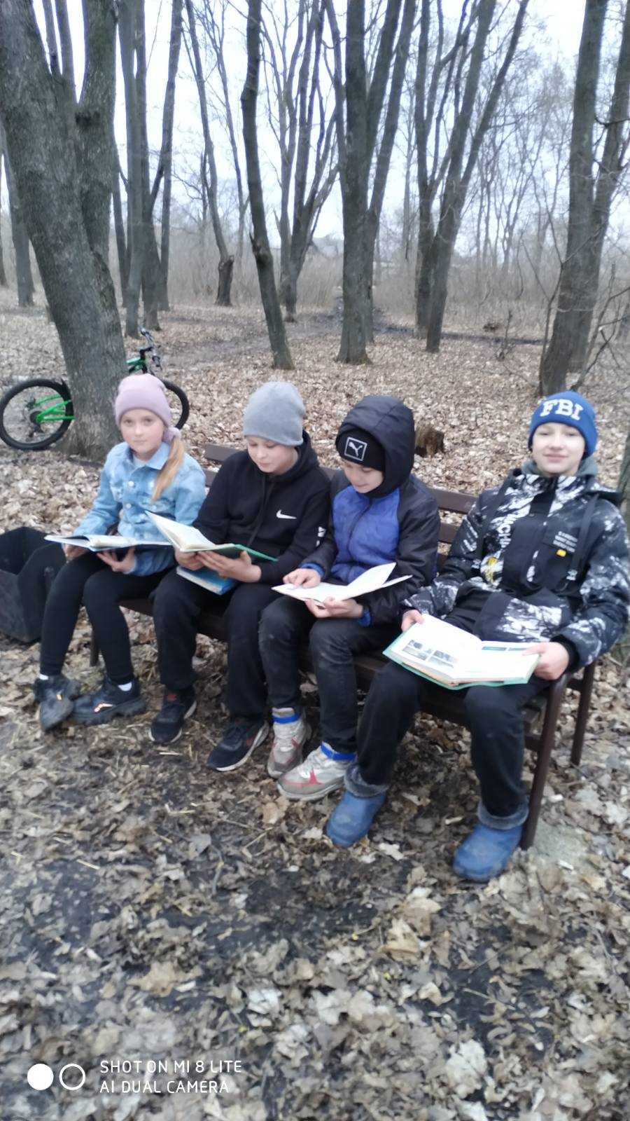 Guerra de Ucrania: la peculiar manera de estudiar de unos niños de la región de Járkov
