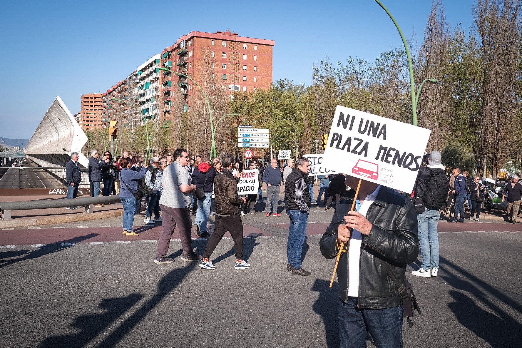 Crits de "Fora Colau" en la protesta veïnal per les places d’aparcament al carrer Perú