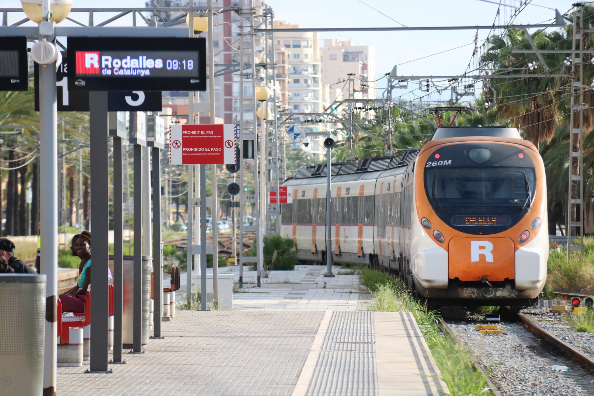 Una catenària s'incendia i obliga a interrompre la línia R3 de Rodalies entre Manlleu i Ripoll