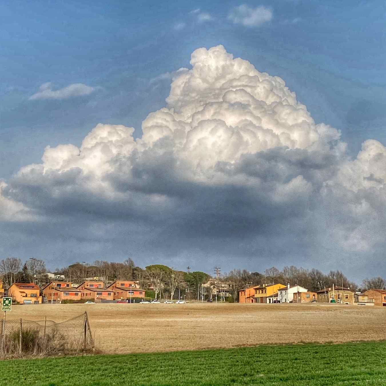 Las nubes de crecimiento se forman a partir del mediodía y tienen formas muy redondeadas y blancas. En verano, son señal de tormenta / Twitter - @RamonCastany