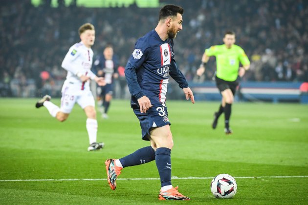 Messi conduciendo el balón durante un partido en el Parque de los Príncipes / Foto: Europa Press Messi conduciendo el balón durante un partido en el Parque de los Príncipes / Foto: Europa Press