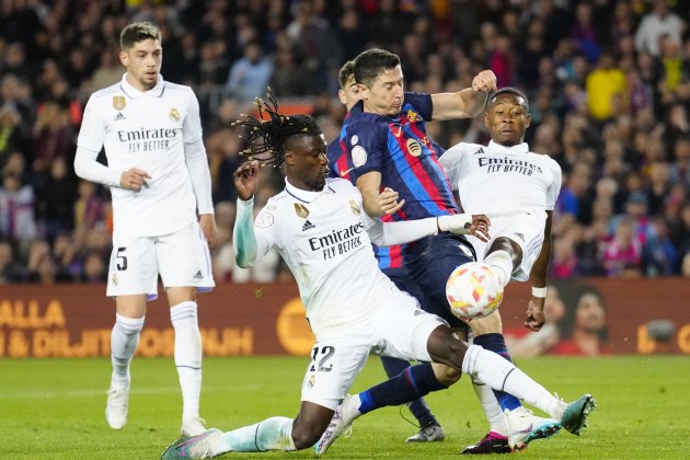 Robert Lewandowski en un posible penalti ante el Real Madrid / Foto: EFE Robert Lewandowski en un posible penalti ante el Real Madrid / Foto: EFE