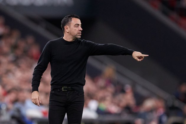 Xavi Hernández assenyalant durant un partit del Barça contra el Athletic Club / Foto: Europa Press