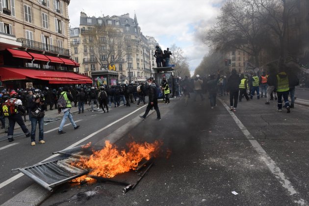 EuropaPress 5105103 06 april 2023 france pares demonstrators clash with police during protesto EuropaPress 5105103 06 april 2023 france pares demonstrators clash with police during protesto